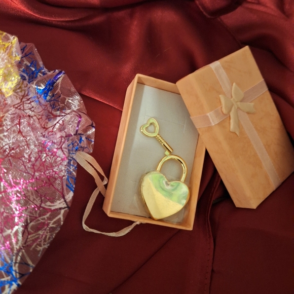 Gold heart lock 1.3"x1.18" New in package charm bags backpacks - Picture 5 of 5